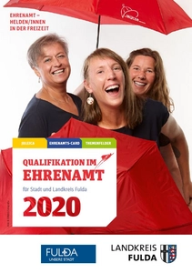 Titelseite der Broschüre "Qualifikation im Ehrenamt 2020": Drei lachende Frauen verschiedenen Alters mit 2 roten, augespannten Regenschirmen