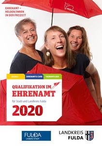 Titelseite der Broschüre "Qualifikation im Ehrenamt 2020": Drei lachende Frauen verschiedenen Alters mit 2 roten, augespannten Regenschirmen
