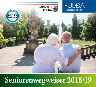 Zwei Senioren sitzen Arm in Arm auf einer Treppe und blicken auf den Schlossgarten in Fulda. Darüber die Logos des Landkreises und der Stadt Fulda. Darunter auf grünem Hintergrund der Titel "Seniorenwegweiser 2028/19"