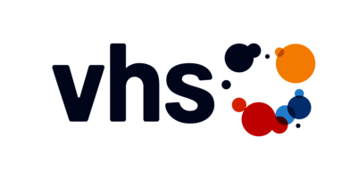 Das Loge der Volkshochschule: Die Buchstaben "vhs" mit bunten Kreisen auf der rechten Seite