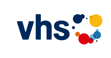 Das Loge der Volkshochschule: Die Buchstaben "vhs" mit bunten Kreisen auf der rechten Seite