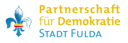 Logo mit Schriftzug "Partnerschaft für Demokratie Stadt Fulda" und Fulda-Lilie