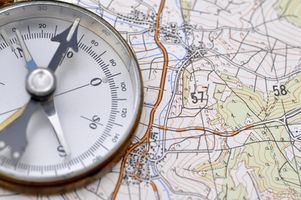 Kompass liegt auf einer Landkarte.
