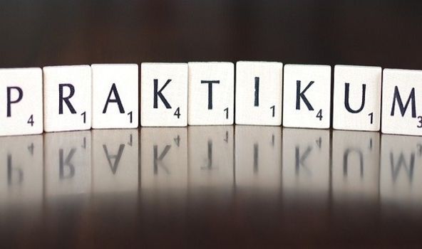 Scrabble-Buchstaben sind nebeneinander aufgestellt. Aus den Buchstaben ergibt sich das Wort "Praktikum"