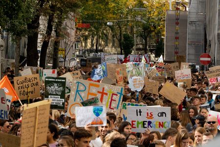 Demonstration mit sehr vielen Menschen. Viele Demonstranten halten bunte Plakate hoch.