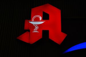 Rotes Apotheken-Logo auf schwarzem Hintergrund