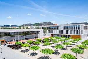 Hochschulkampus der Hochschule Fulda von oben. 2 große Gebäude rahmen im rechten Winkel den Innenhof. Im Innenhof stehen viele grüne Bäume immer im gleichen Abstand zueinander