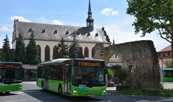 2 grüne Stadtbusse am Busbahnhof in Fulda