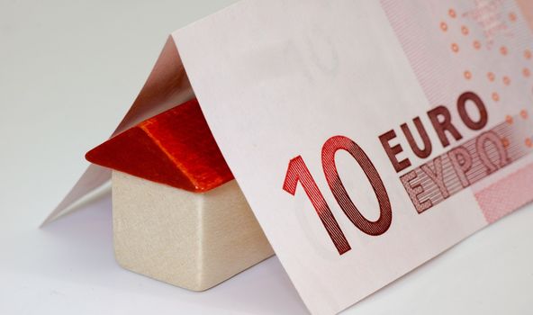 10 Euro-Schein ist wie ein Dach über einem Haus aus 2 Bauklötzchen gefaltet.
